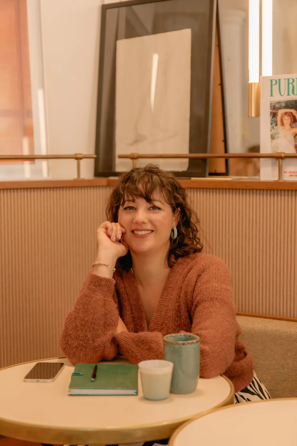 Jessica à la table d'un café.